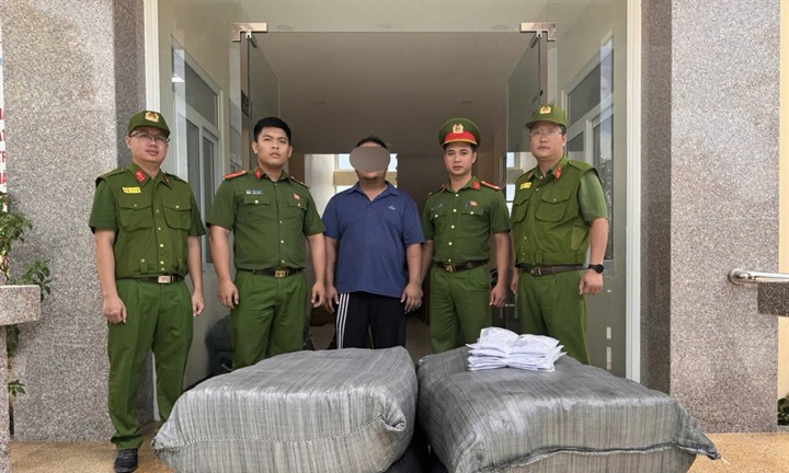 Phát hiện khoảng 1.000 bộ quần áo trẻ em không rõ nguồn gốc, xuất xứ