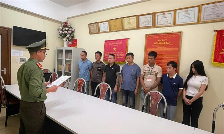 Khởi tố 7 đối tượng lừa bán “vàng nhặt từ xô cát” qua livestream