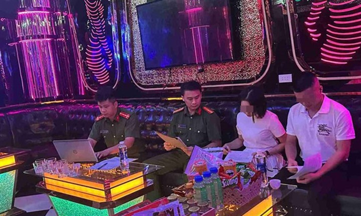 Đột kích quán karaoke, phát hiện nhóm người không mặc đủ quần áo nhảy múa trong phòng VIP 