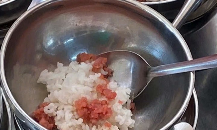 Vụ suất ăn của trẻ sơ sài, chỉ vài miếng thịt: Đã kiểm tra, lập biên bản yêu cầu nhà trường chấn chỉnh