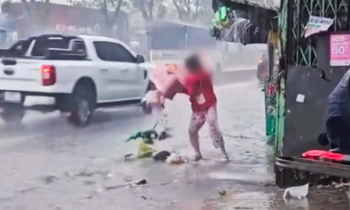 Danh tính người phụ nữ gom rác trong nhà, đổ ra đường để nước mưa cuốn trôi đi ở TP.HCM