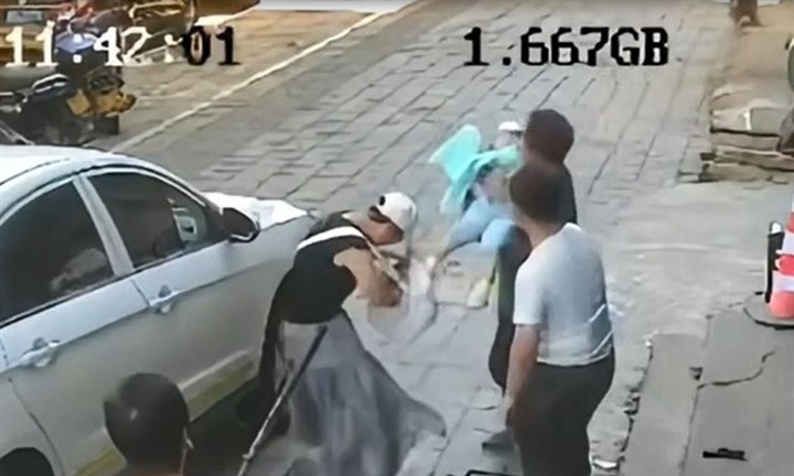 Chủ tiệm sửa xe nhanh trí dùng thủ thuật Heimlich cứu sống bé trai 1 tuổi bị nghẹn