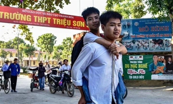 Nam sinh cõng bạn 10 năm ngày ấy trúng tuyển bác sĩ nội trú Đại học Y Hà Nội
