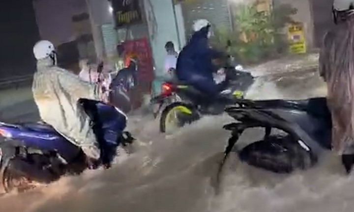 Mưa lớn, xe máy bị dòng nước chảy xiết cuốn trôi ở Đồng Nai