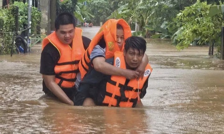 Đồng Nai: Nước sông Buông dâng xiết, lực lượng chức năng dốc sức hỗ trợ hàng trăm hộ dân di dời