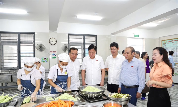 Hải Phòng siết chặt quản lý suất ăn bán trú, dạy thêm và các cuộc thi trong trường học