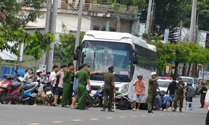 Xe khách chạy lùi cán tử vong nam sinh lớp 6 đang đạp xe đến trường ở Đồng Nai: Camera ghi cảnh xót xa 