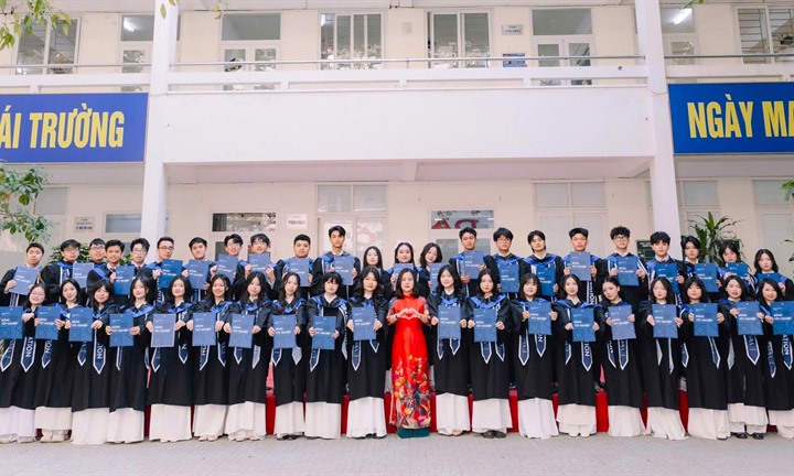 Lớp chuyên Ngoại ngữ gây ấn tượng mạnh: 36/43 em đạt IELTS 8.0+, 