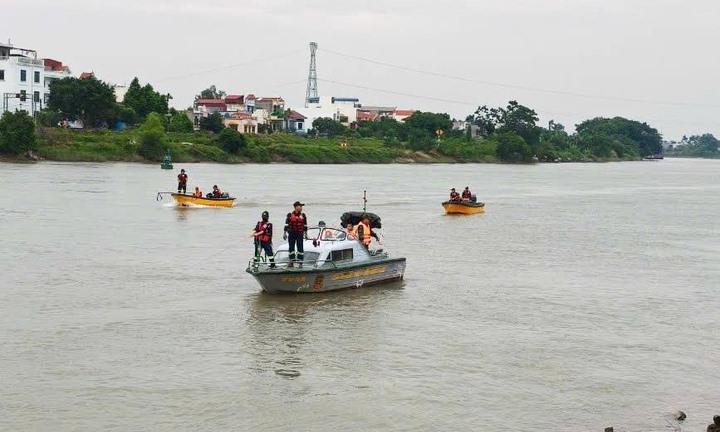 Đang tìm 2 người mất tích trên sông Trà Lý, bất ngờ phát hiện thi thể bé trai sơ sinh