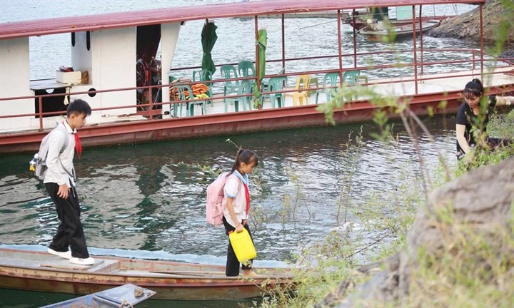 Không để học sinh phải nghỉ học, bỏ học vì điều kiện giao thông, đi lại khó khăn