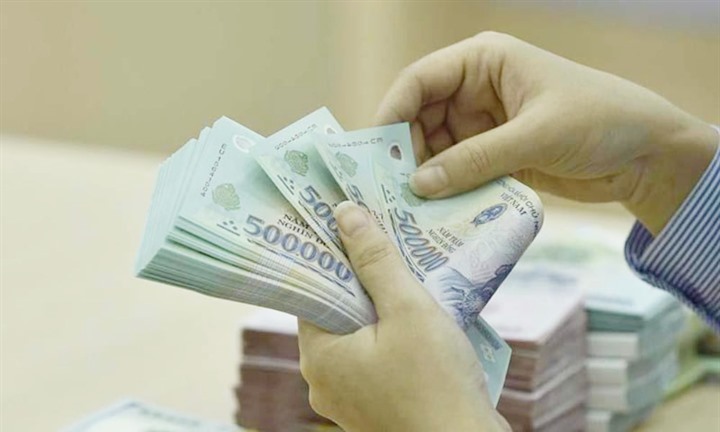 Công chức đi học ở nước ngoài được hưởng 40% hay 100% lương?