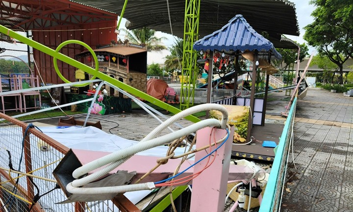 Gió mạnh “xé” mặt sông Hàn, cuốn bay nhà phao, 