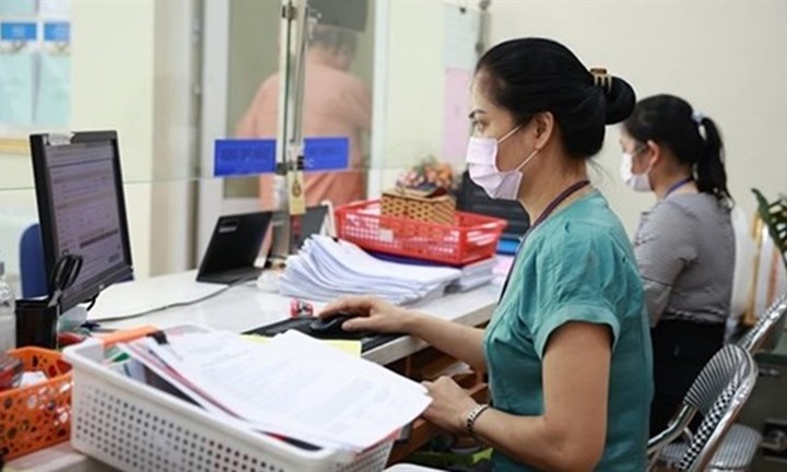 Đã nhận trợ cấp tinh giản biên chế, có được ký hợp đồng làm việc tại trường học?