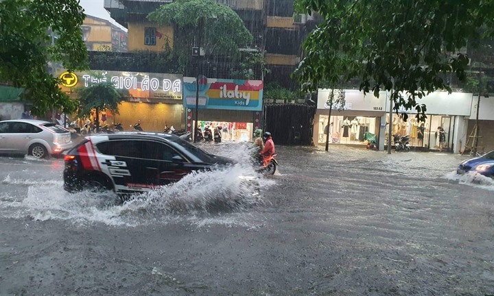 Cảnh báo mưa đá, dông lốc kèm sét ở Hà Nội