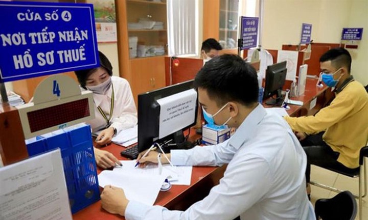 Nghỉ việc rồi mới nhận lương, khấu trừ thuế TNCN 10% hay tính theo biểu lũy tiến?