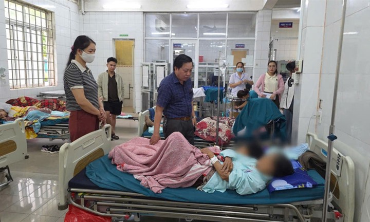 Ăn bánh mì tại tiệm mới khai trương, hơn 40 người có dấu hiệu nghi ngộ độc thực phẩm