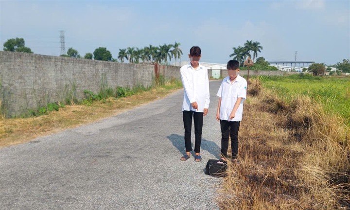 Khởi tố hai bị can giật túi xách, lấy 250.000 đồng của người đi đường