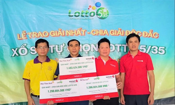 Danh tính người đàn ông trúng 3 giải nhất Vietlott, không đeo mặt nạ nhận giải