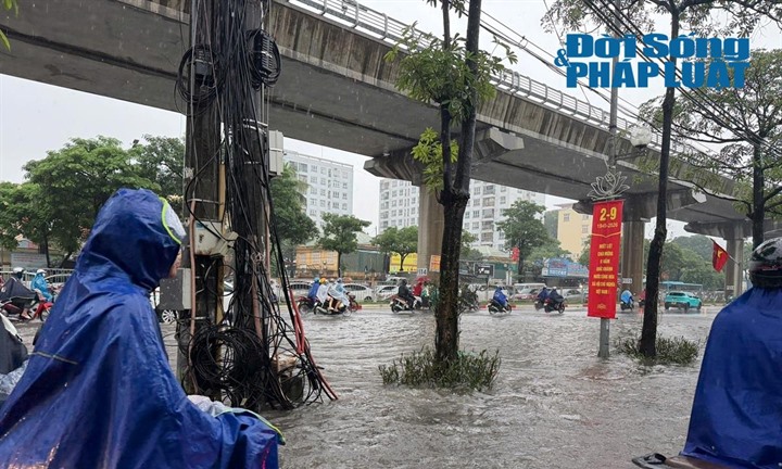 Mưa như trút nước ở Hà Nội, nhiều tuyến phố ngập sâu