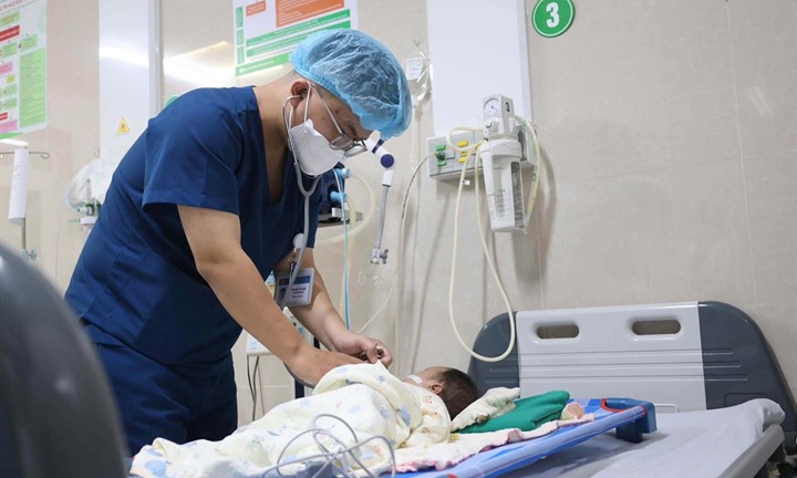 Bé trai 1 tháng tuổi bị cho uống nhầm 5 giọt axit