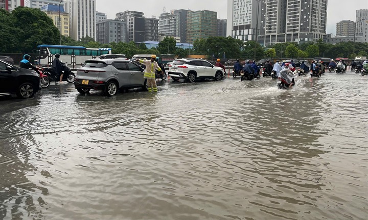 Hà Nội: CSGT khuyến cáo người dân chủ động phòng ngừa khi tham gia giao thông trong mưa lớn