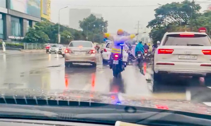 Giữa mưa lớn, CSGT Hà Nội mở đường đưa người bất tỉnh đi cấp cứu