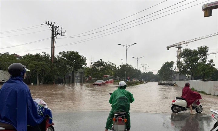 Hà Nội xuất hiện nhiều điểm úng ngập sau trận mưa lớn, công ty Thoát nước vận hành hàng loạt trạm bơm