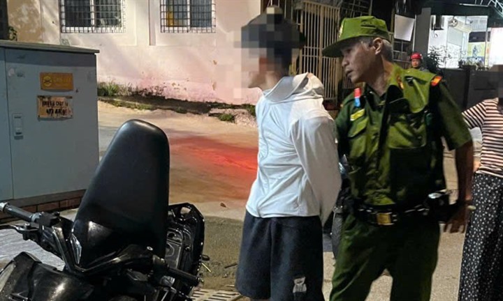 Cảnh sát 113 chặn nam sinh mang kiếm Nhật dài 1m đi “giải quyết mâu thuẫn”