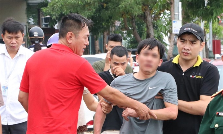 Ô tô của khách gửi sửa cháy trơ khung, chủ gara thất thần trước hiện trường ngổn ngang