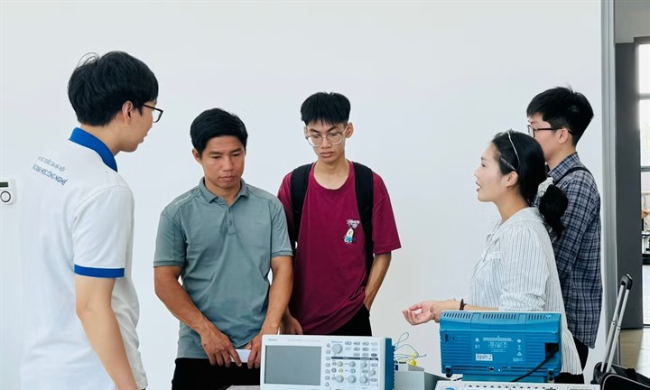 Dự kiến siết phương thức tuyển sinh đại học: Bỏ hàng chục triệu đồng cho con thi SAT, IELTS, phụ huynh nhiều băn khoăn