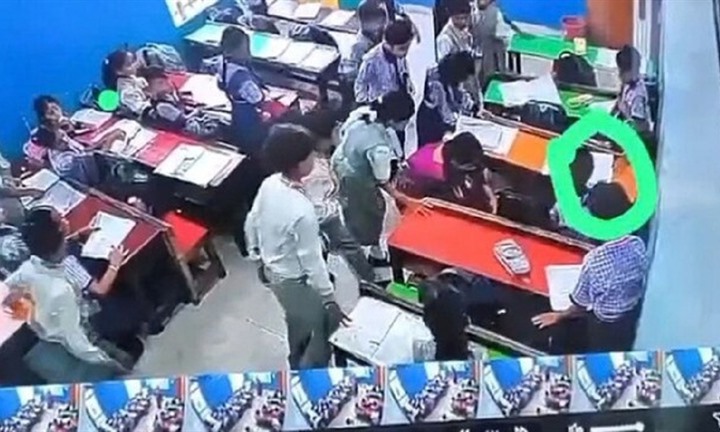 Học sinh lớp 2 đột nhiên ngã gục trong lớp học rồi tử vong ở Ấn Độ, camera ghi lại gì?