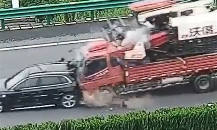 Cảnh sát cứu 3 người thoát nạn trong gang tấc trước khi ô tô bị xe tải tông mạnh
