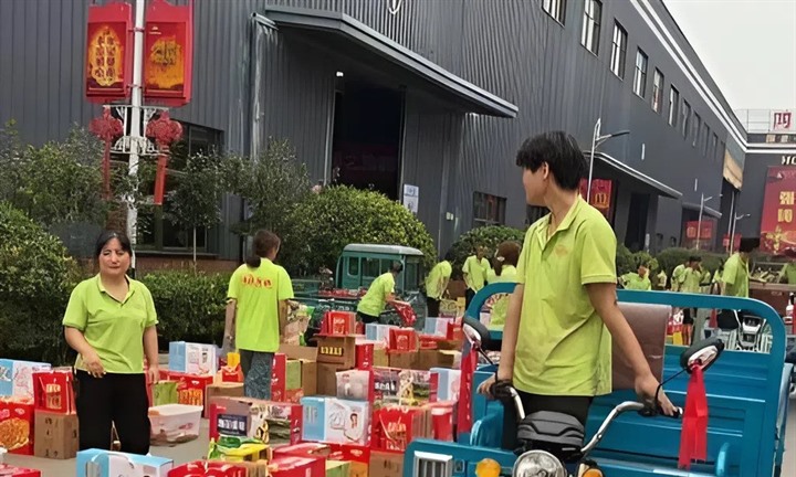 Choáng váng công ty thưởng Trung thu bằng  "núi " đồ ăn: Nhân viên phải điều cả... xe ba gác mới chở hết về nhà