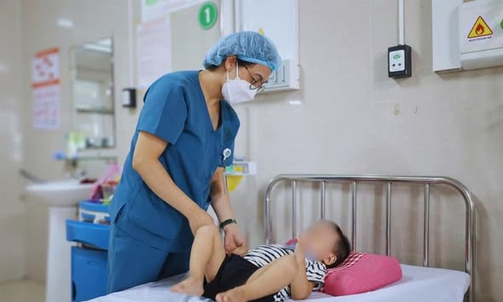 Bé 2 tuổi nhập viện cấp cứu sau khi ăn lá lộc mại chữa táo bón