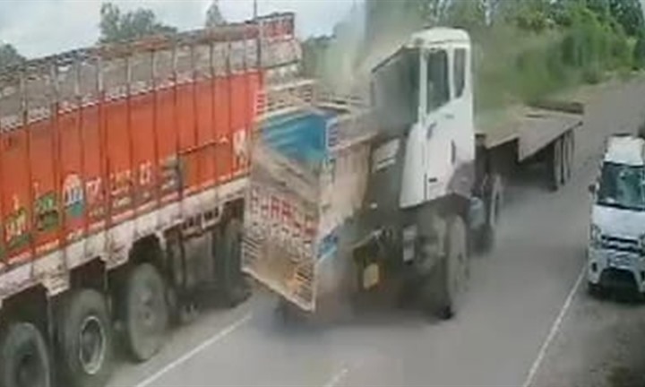 Xe đầu kéo đâm trực diện xe tải, 2 tài xế tử vong: Camera ghi lại khoảnh khắc va chạm