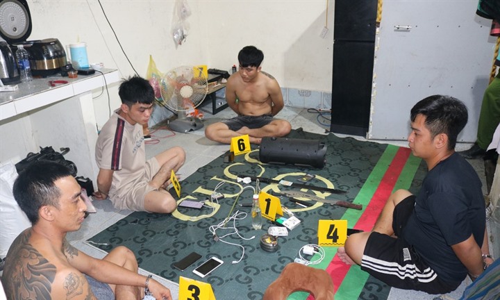 Bắt quả tang 4 thanh niên 