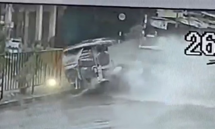 Ô tô chạy tốc độ cao tông xe 3 bánh, hất tung phương tiện, tài xế 42 tuổi tử vong