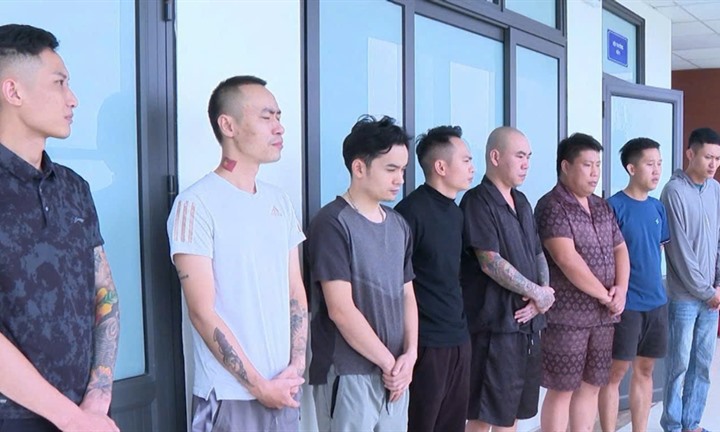 Dàn dựng gần 800 video xóc đĩa, bài lá để bán thiết bị “cờ bạc bịp”, 8 người bị tạm giữ