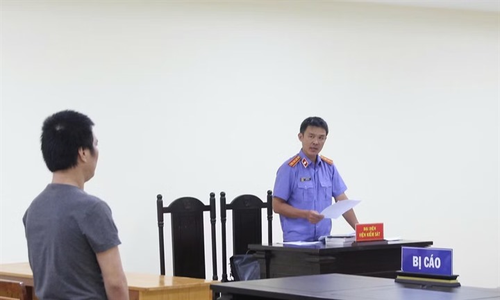 Người đàn ông lĩnh án 13 năm tù vì nhốt con gái trong phòng rồi phóng hỏa