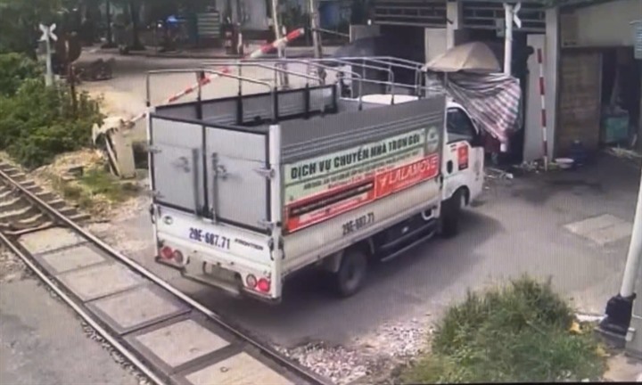 Xử phạt tài xế xe tải lùi xe làm hư hỏng cần chắn đường sắt