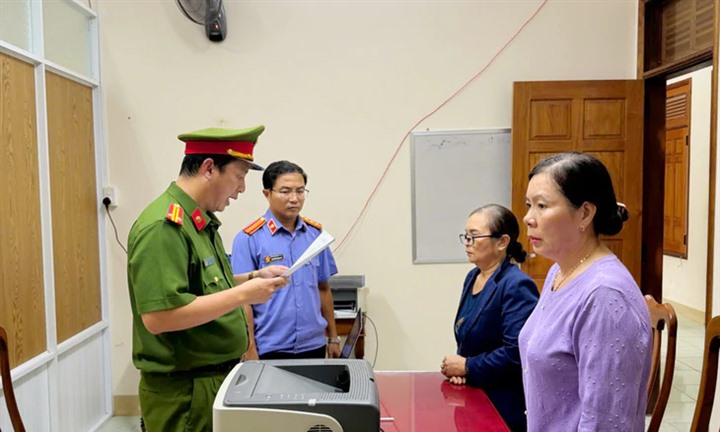 Vụ nữ hiệu trưởng lập khống hồ sơ rút gần 500 triệu đồng: 6 người không đứng lớp vừa bị khởi tố là những ai?