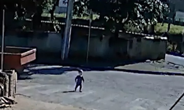 Bé 1 tuổi trốn khỏi trường mẫu giáo, đi đến nơi làm việc của mẹ: Camera an ninh ghi lại cảnh thót tim