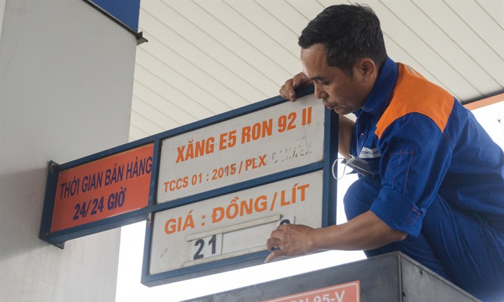 Khi nào thì giá xăng tại một cửa hàng có thể 