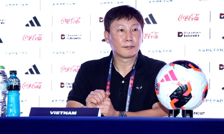 HLV Kim Sang-sik lên tiếng xin lỗi sau trận thua Thái Lan