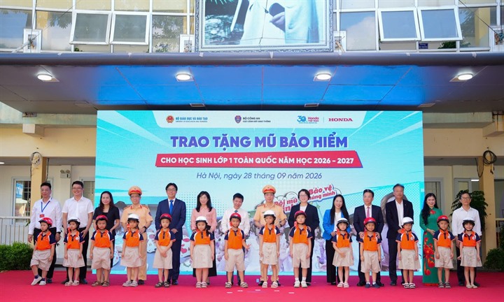 1,8 triệu học sinh lớp Một trên cả nước được tặng mũ bảo hiểm đạt chuẩn
