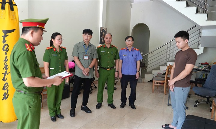 Khởi tố đối tượng không có bằng cấp, chứng chỉ y dược, thổi phồng công dụng thảo mộc bán cho hơn 4.800 khách hàng