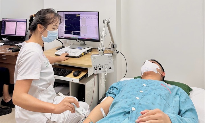Hít 50 quả bóng cười mỗi ngày, thanh niên 24 tuổi tổn thương thần kinh, yếu tứ chi