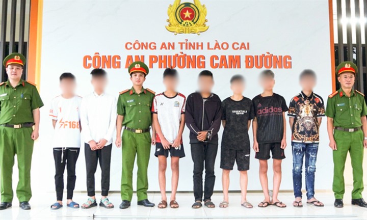 Mang kiếm, đinh ba lạng lách trên đường rồi đăng TikTok “Siêu nhân đỏ”, 4 người bị khởi tố