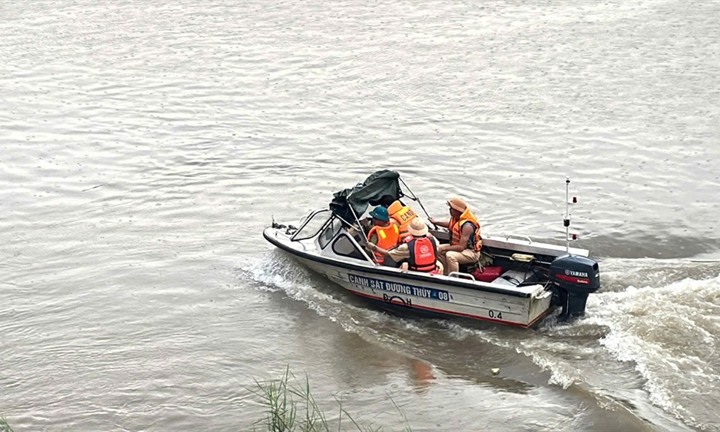 Toàn cảnh 24h: Thuyền chở đoàn kiểm lâm bị chìm trên sông Hồng, một người mất tích