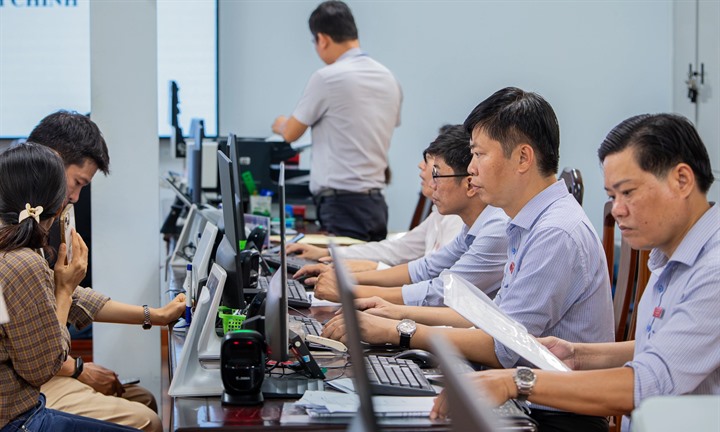 Bộ Nội vụ giải đáp: Thời gian làm hợp đồng có được tính để xét tiếp nhận vào công chức?